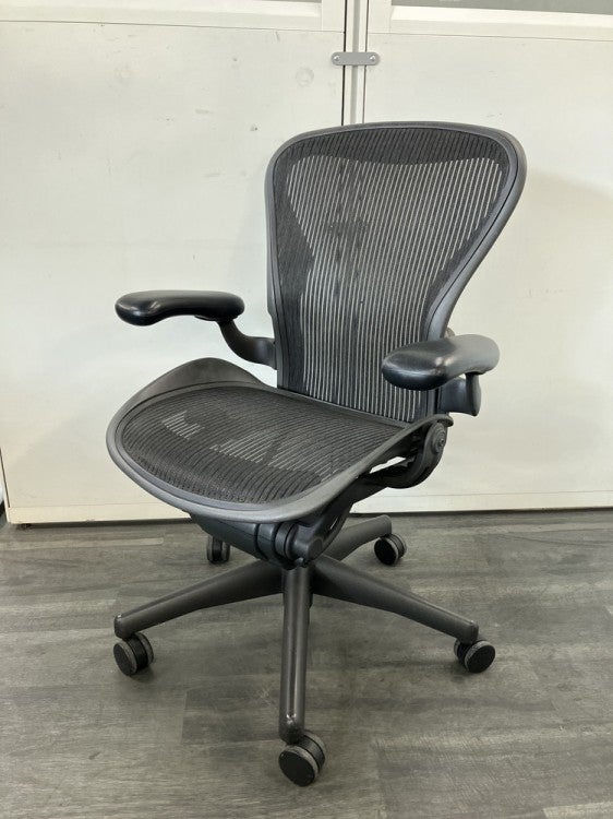 HermanMiller（ハーマンミラー）アーロンチェア 固定肘付アーロンチェア 商品画像1