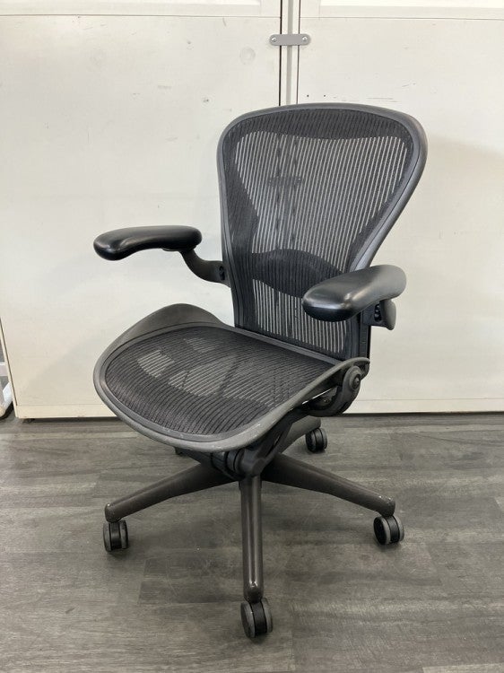 HermanMiller（ハーマンミラー）アーロンチェア 可動肘付アーロンチェア 商品画像1