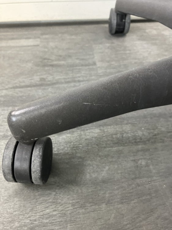 HermanMiller（ハーマンミラー）アーロンチェア 可動肘付アーロンチェア 商品画像20