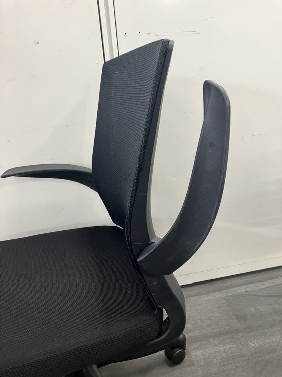 井上金庫FEMシリーズ 可動肘付OAチェア 商品画像8