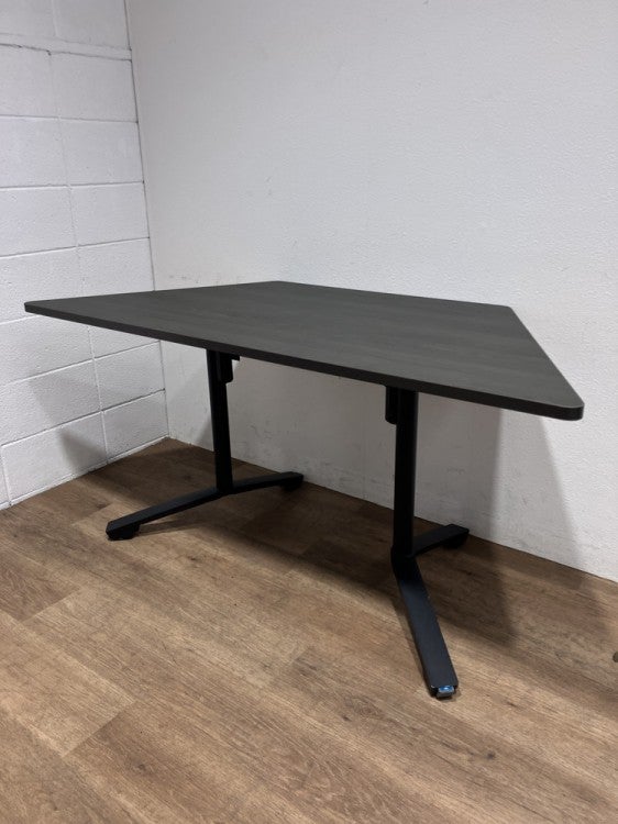 コクヨイニシアシリーズ 台形フラップテーブル 商品画像1