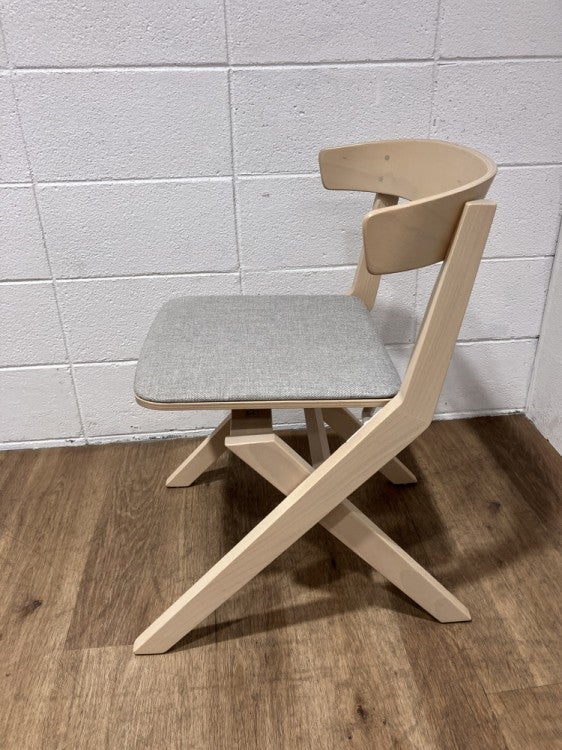 コクヨデイズオフィス ウッドサイドシリーズ スタッキングチェア4脚セット 商品画像3