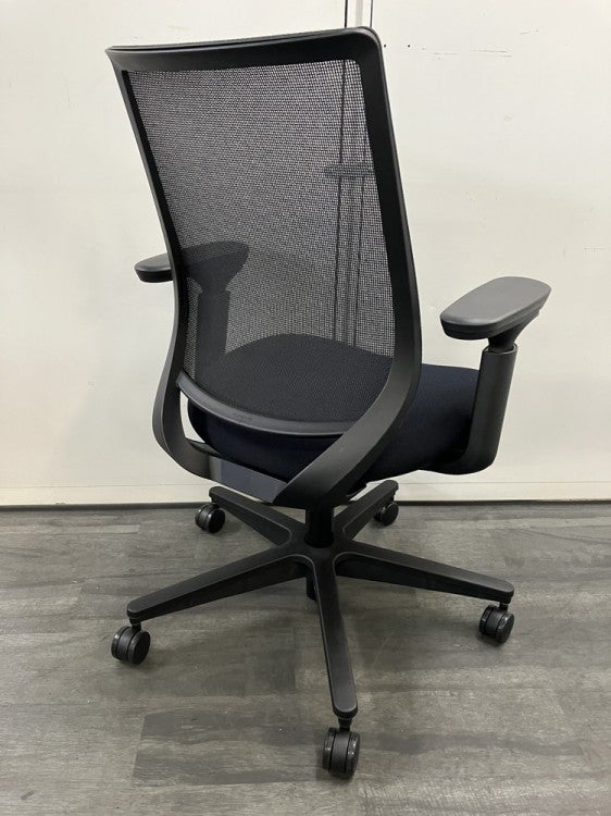 コクヨMitra2（ミトラ2）チェア 可動肘付ミトラ2チェア 商品画像2