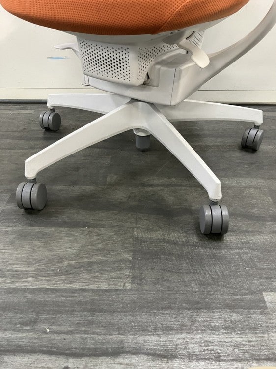 コクヨing(イング)チェア 固定肘付イングチェア 商品画像5