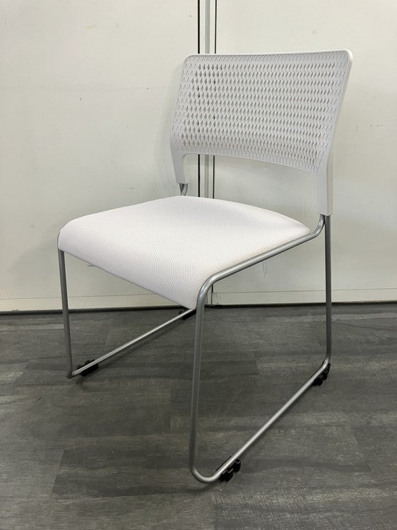 ウチダ（内田洋行）MP-220シリーズ スタッキングチェア 商品画像1