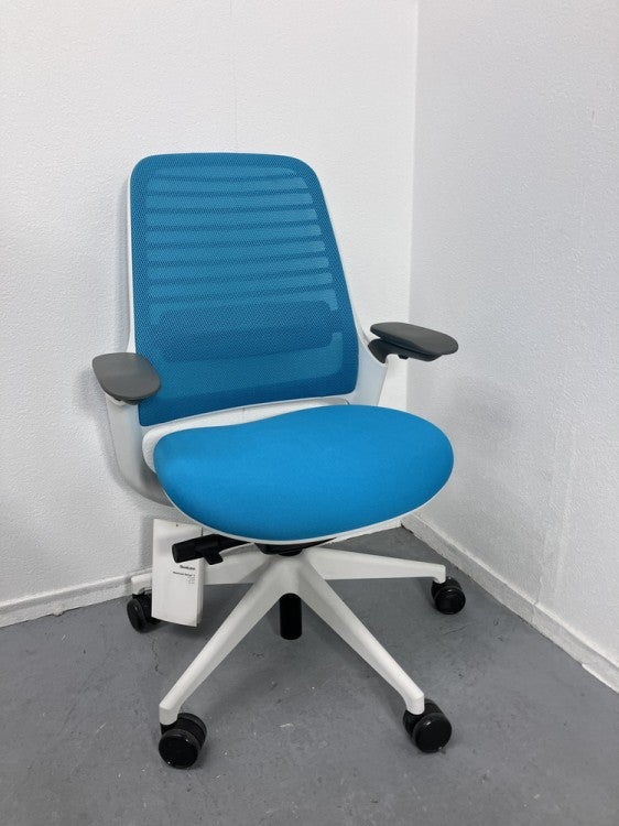 スチールケースSeries 1（シリーズ1）チェア 可動肘付シリーズ１チェア 商品画像1