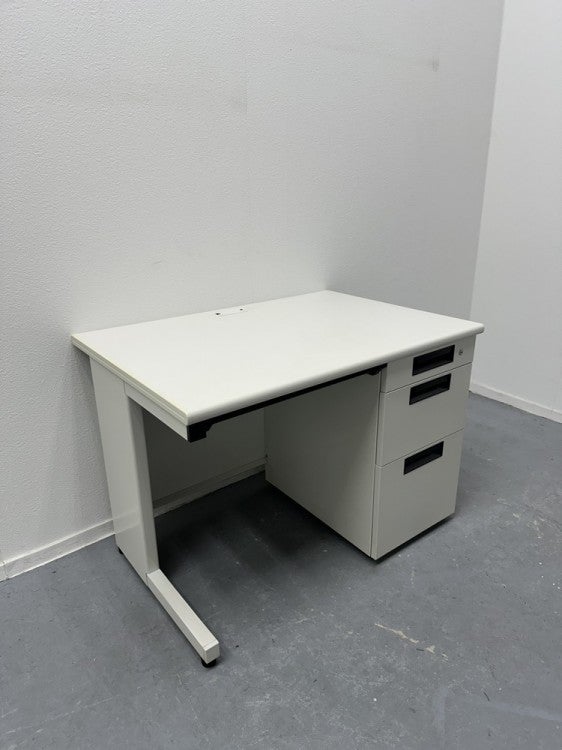 プラスフラットラインシリーズ 1000片袖デスク 商品画像1