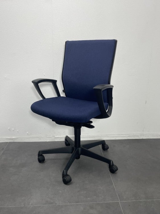 オカムラESCUDO(エスクード)チェア 肘付エスクードチェア 商品画像1