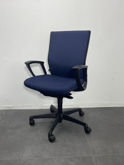 オカムラESCUDO(エスクード)チェア 肘付エスクードチェア 商品画像1