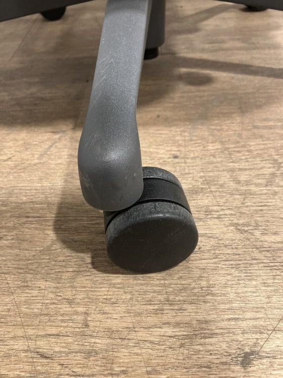 HermanMiller（ハーマンミラー）アーロンチェア 可動肘付アーロンチェア 商品画像13