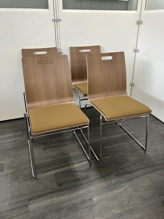 オカムラモノスシリーズ スタッキングチェア4脚セット 商品画像1
