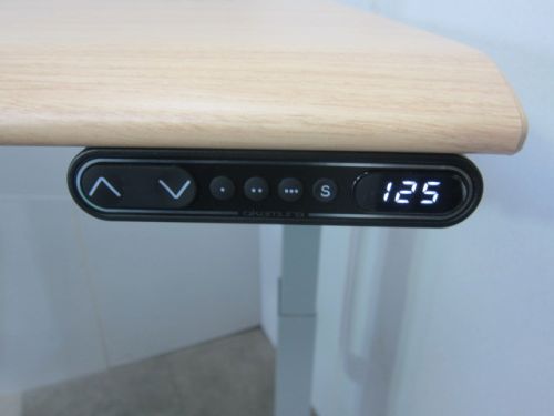 オカムラSwift(スイフト)シリーズ パネル付き電動昇降式1150平デスク 商品画像5