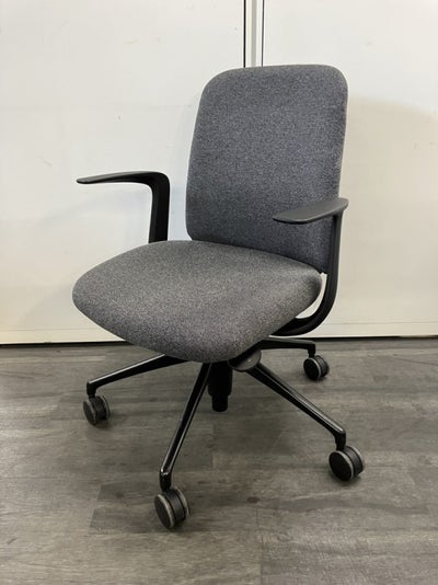 オカムラライブスエントリーチェア(Lives Entry Chair) 固定肘付ライブスエントリーチェア 商品画像1