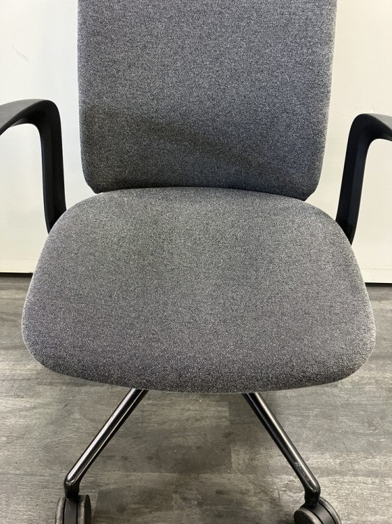 オカムラライブスエントリーチェア(Lives Entry Chair) 固定肘付ライブスエントリーチェア 商品画像4