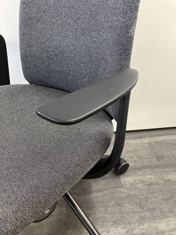 オカムラライブスエントリーチェア(Lives Entry Chair) 固定肘付ライブスエントリーチェア 商品画像6