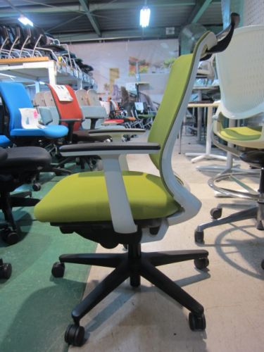 コクヨミトラチェア ハンガー付き肘付きミトラチェア 商品画像3