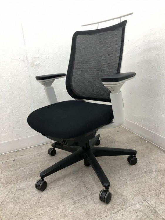 コクヨミトラチェア 可動肘付付ミトラチェア 商品画像1