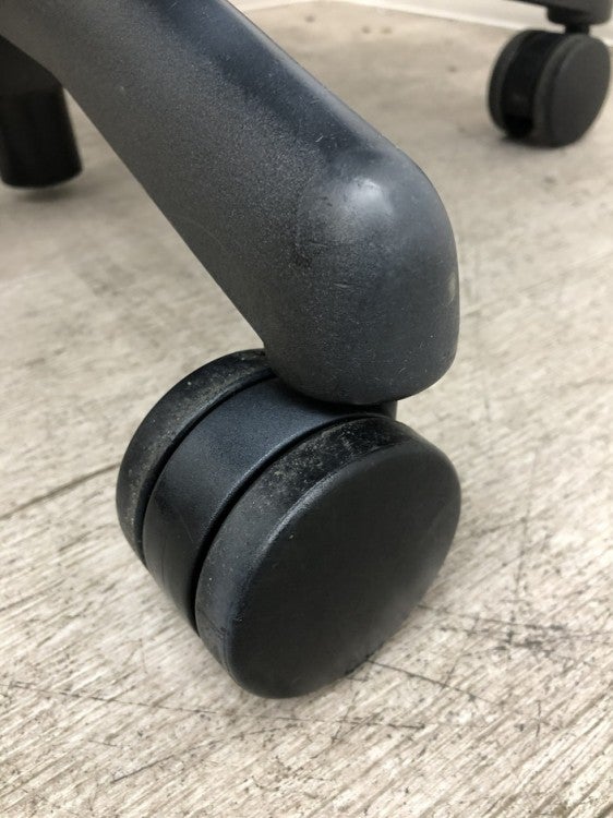 HermanMiller（ハーマンミラー）アーロンチェア 可動肘付アーロンチェア 商品画像16