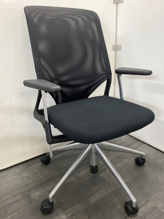 Vitra（ヴィトラ）メダ2シリーズ 可動肘付メダ2チェア 商品画像1