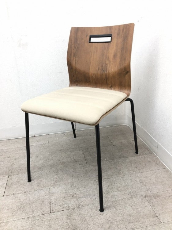 オカムラスイープシリーズ スタッキングチェア 商品画像1