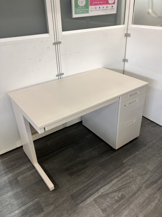 コクヨピクサシリーズ 1200片袖デスク 商品画像1