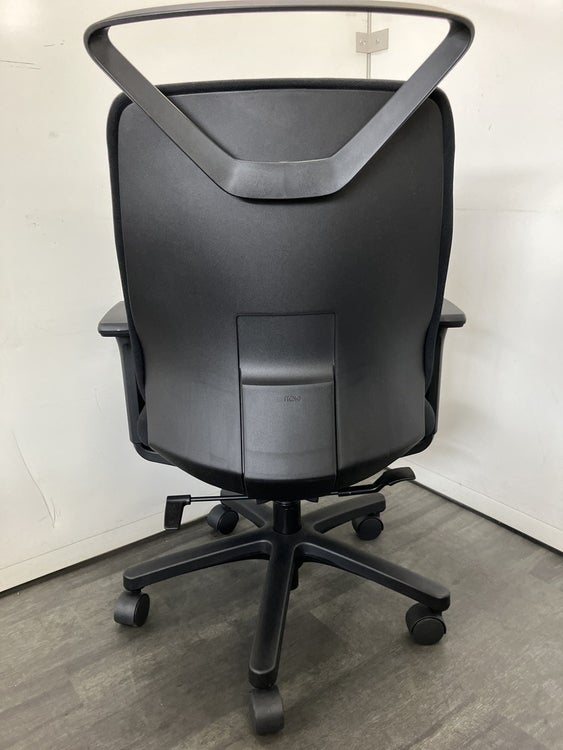 イトーキtorteR(トルテR)チェア 可動肘付トルテRチェア 商品画像4