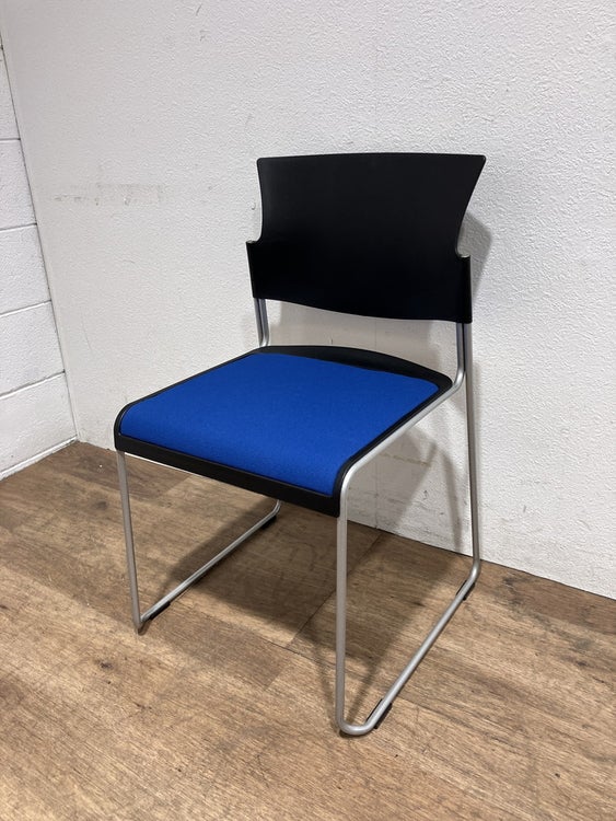 オカムラスタッキングチェア 商品画像1
