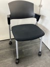 コクヨプロッティシリーズ スタッキングチェア 商品画像1