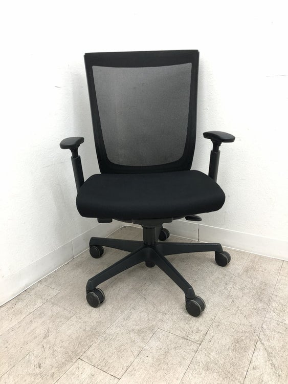 オカムラESCUDO(エスクード)チェア 可動肘付エスクードチェア 商品画像2