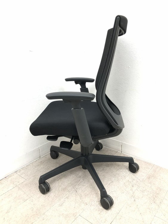 オカムラESCUDO(エスクード)チェア 可動肘付エスクードチェア 商品画像3