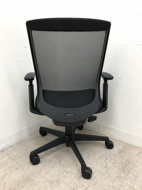 オカムラESCUDO(エスクード)チェア 可動肘付エスクードチェア 商品画像4