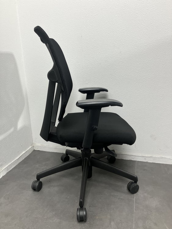 プラスパフォーマSFシリーズ 可動肘付OAチェア 商品画像3