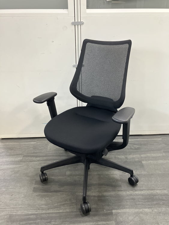 コクヨing(イング)チェア 可動肘付イングチェア 商品画像1