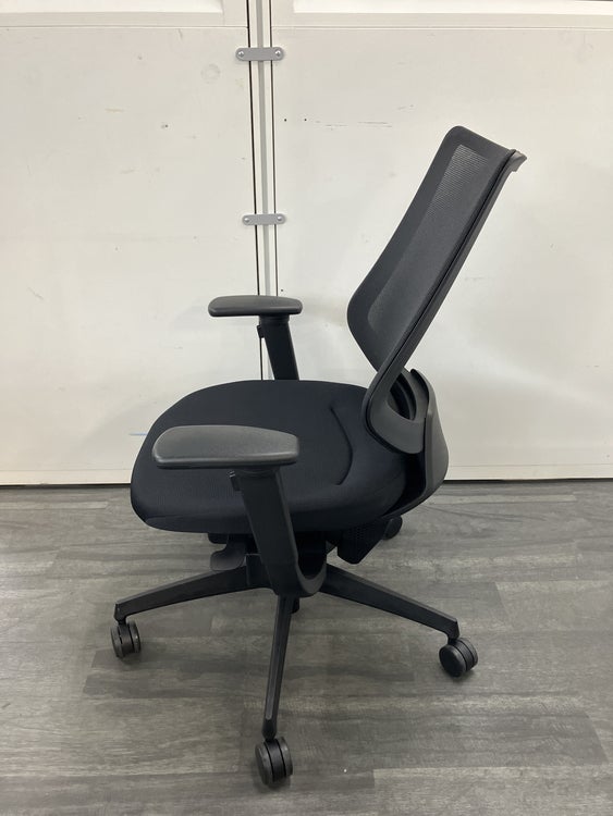 コクヨing(イング)チェア 可動肘付イングチェア 商品画像3