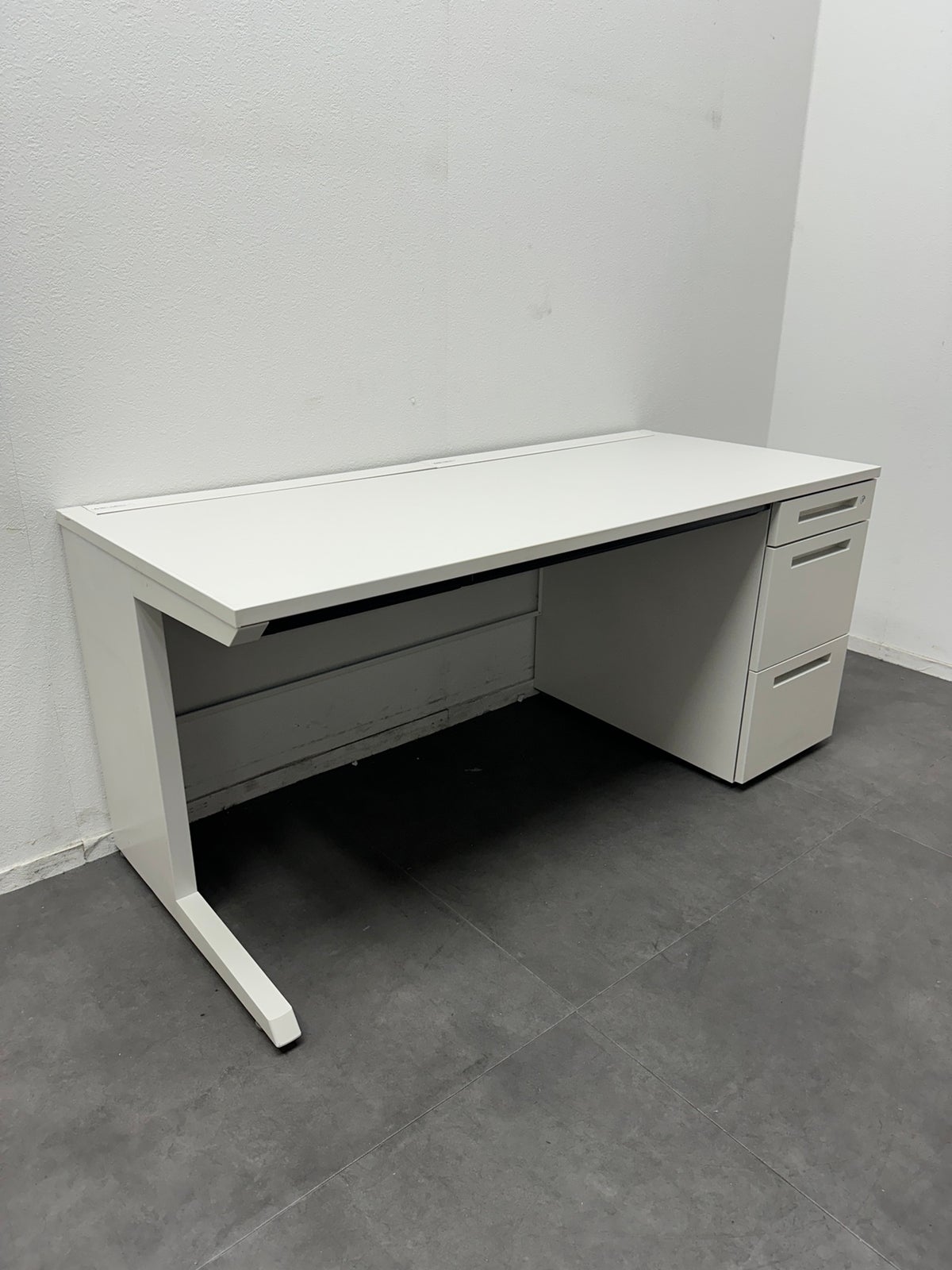 イトーキCZRシリーズ 1600片袖デスク 商品画像1
