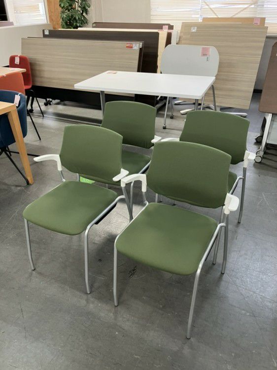 イトーキステンザシリーズ スタッキングチェア 商品画像1